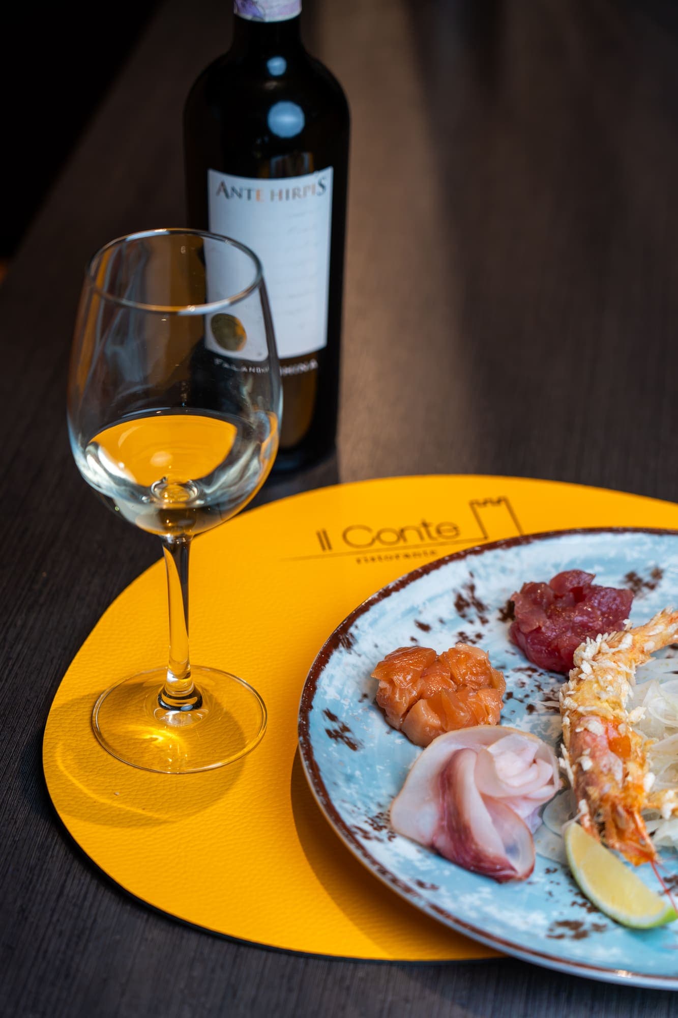 Tagliere di antipasti con crostini e crema su tovaglia gialla Il Conte