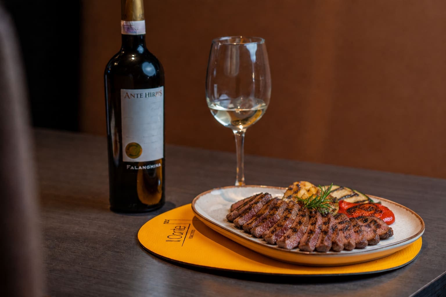 Tagliata di Black Angus con verdure grigliate, piatto di carne de Il Conte