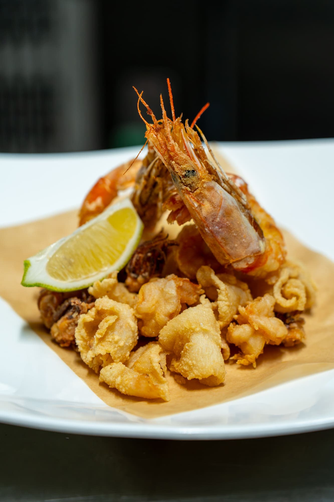 Frittura di pesce con gamberi e calamari, servita con limone
