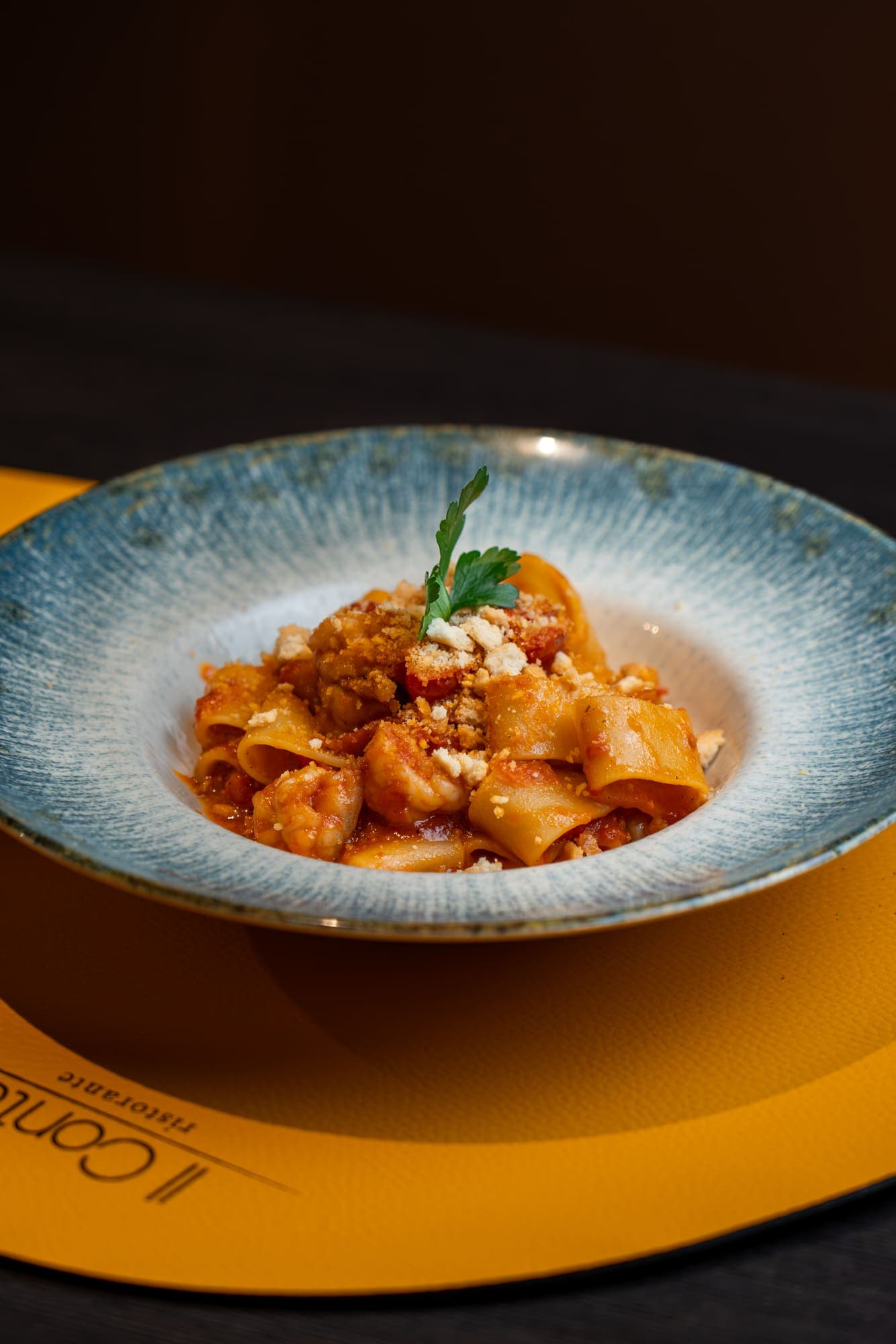 Paccheri con gamberi in sugo di pomodoro e crumble di pane, piatto signature de Il Conte
