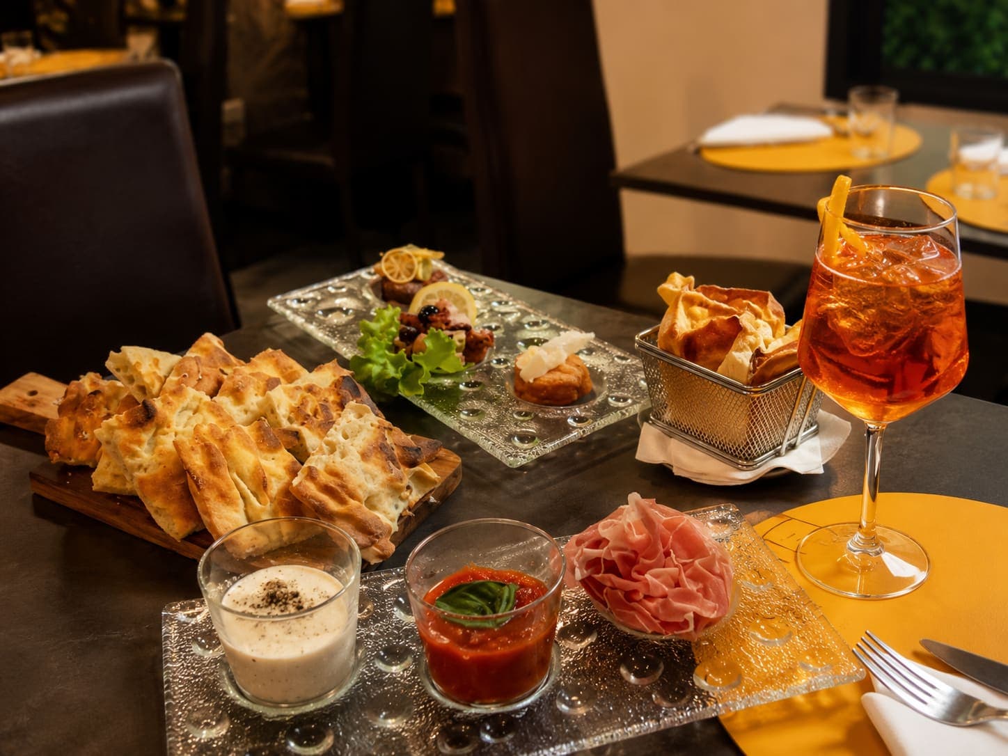 Tagliere per aperitivo con spritz, focaccia, salumi e crostini da Il Conte